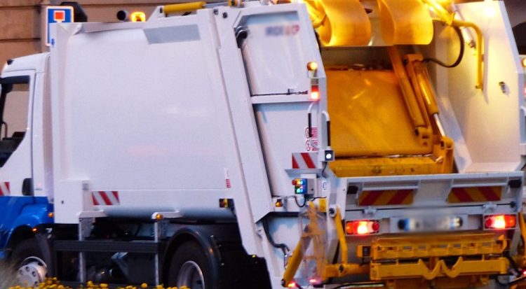 Operaio di 48 anni cade dentro un autocompattatore e muore