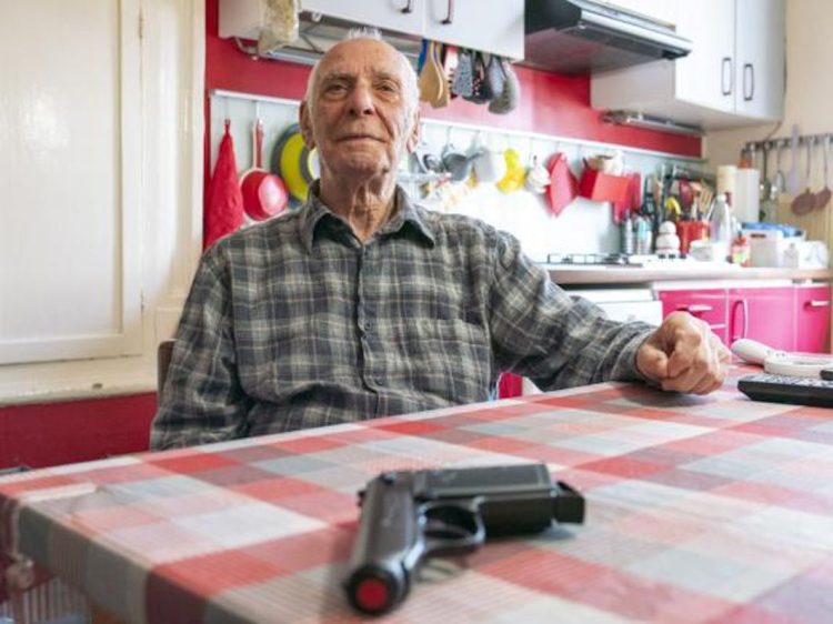 Milano, anziano di Scicli salva la vicina di casa da uno stupro