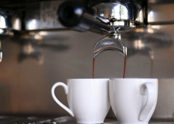 Bere caffè e tè fa bene alla salute degli occhi? Lo studio