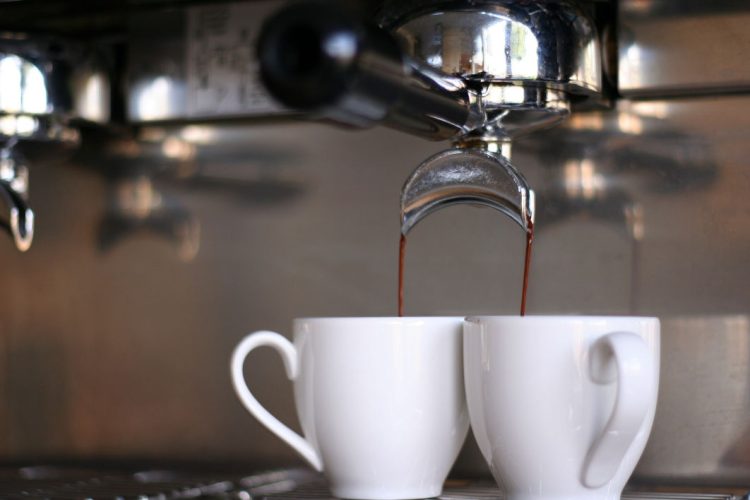 Bere caffè e tè fa bene alla salute degli occhi? Lo studio
