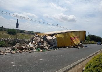 Pozzallo, camion perde il carico: è strage di birre
