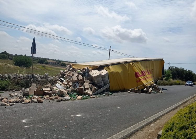 Pozzallo, camion perde il carico: è strage di birre