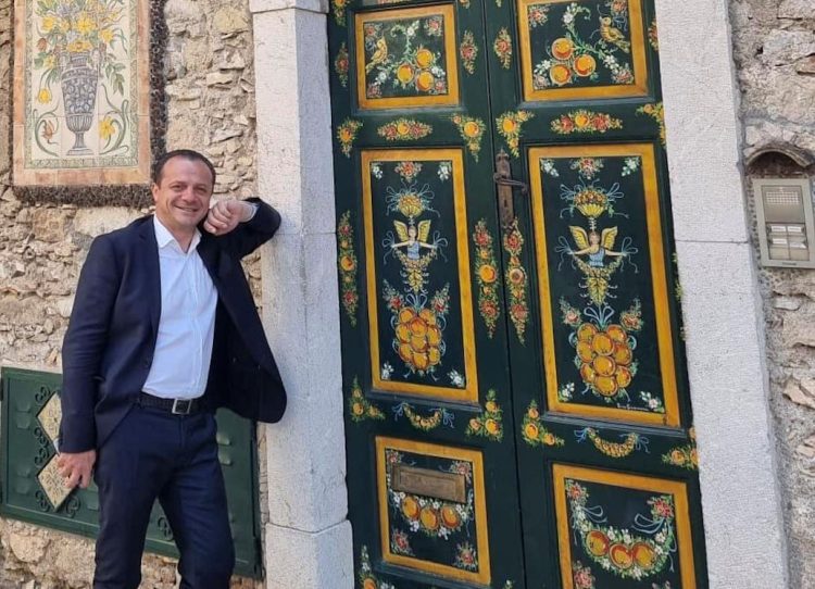 Cateno De Luca eletto sindaco di Taormina: mamma domani mattina passo per il caffè, salutami papà