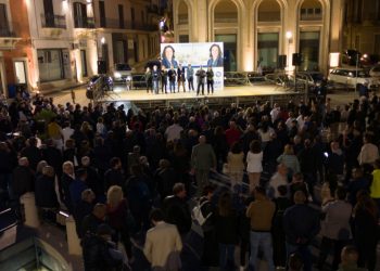 Comiso, piazza Fonte Diana piena, i Comisani sono con Maria Rita Schembari! FOTO