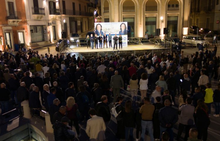 Comiso, piazza Fonte Diana piena, i Comisani sono con Maria Rita Schembari! FOTO