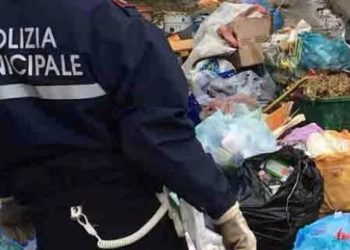 Pozzallo, rifiuti abbandonati in strada: fine settimana di sanzioni