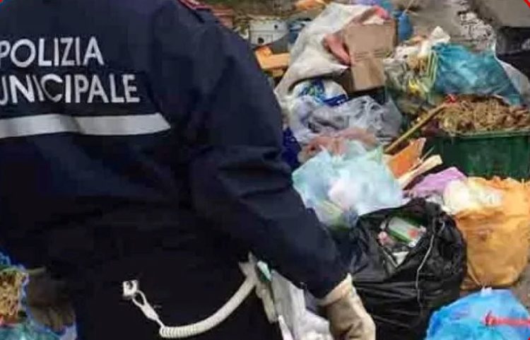 Pozzallo, rifiuti abbandonati in strada: fine settimana di sanzioni