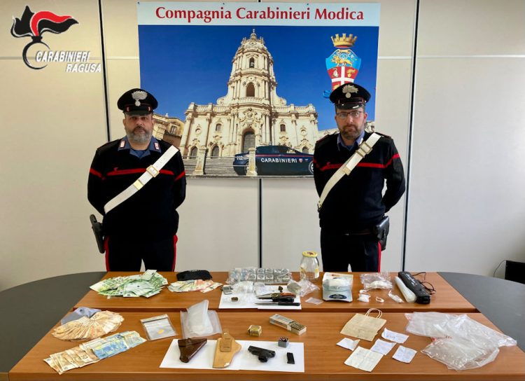 Modica, spaccio di droga in una lavanderia: arrestati 3 modicani