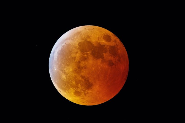Stasera eclissi lunare penombrale di Luna: Ragusa e Siracusa il luogo migliore per vederla