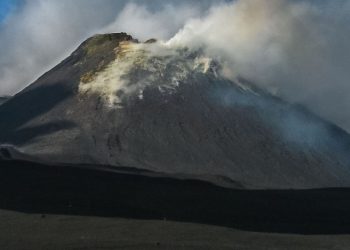 Etna, allerta arancione Protezione Civile: boati, cenere e lapilli. Attese fontane di lava