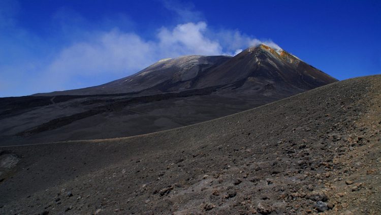 Etna, allerta rossa della Protezione Civile: attività esplosiva dal cratere Bocca Nuova