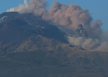 Etna in eruzione: sospesi voli per cenere all'aeroporto di Catania