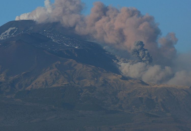 Etna in eruzione: sospesi voli per cenere all'aeroporto di Catania