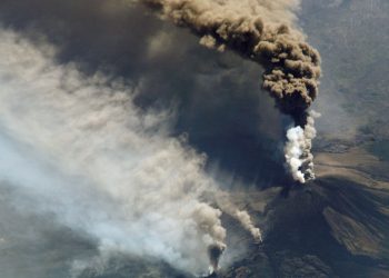 Catania, crolla una parte del cratere dell'Etna, nube eruttiva alta chilometri