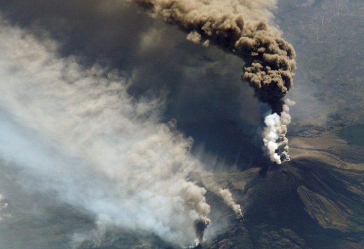 Catania, crolla una parte del cratere dell'Etna, nube eruttiva alta chilometri