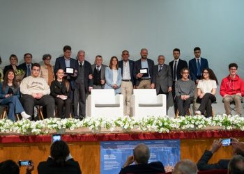 Aureum School a Vittoria. Gli studenti interrogano la sanità. Premiati tre operatori sanitari