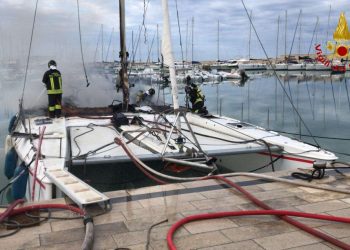 Incendio al porto di Marina di Ragusa: a fuoco catamarano