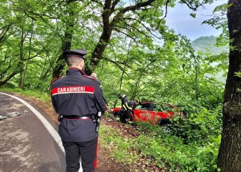 Incidente: una notte in bilico con l'auto su un burrone