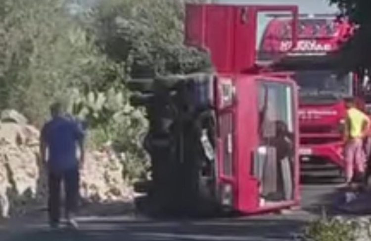 Incidente stradale a Modica: furgone si ribalta