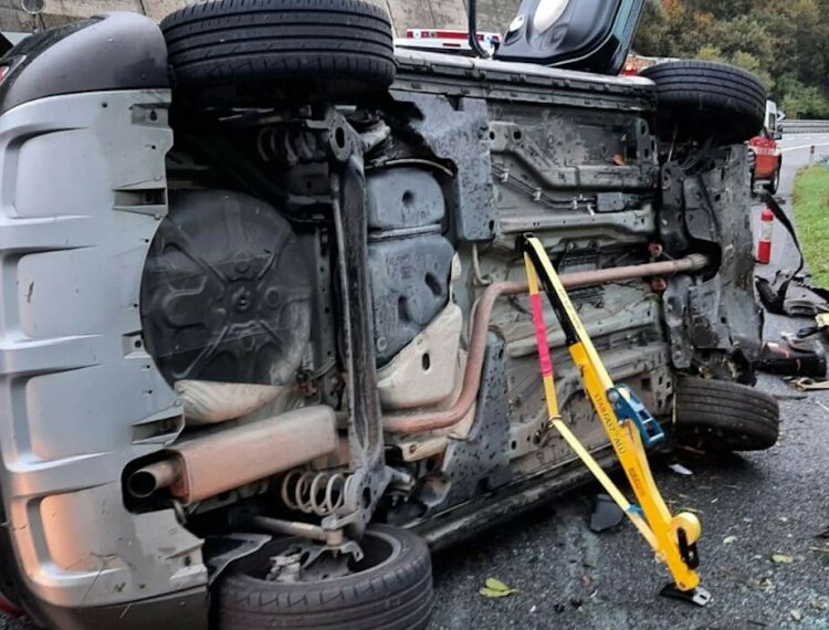 Incidente a Scicli, auto cappotta: ferita una giovane