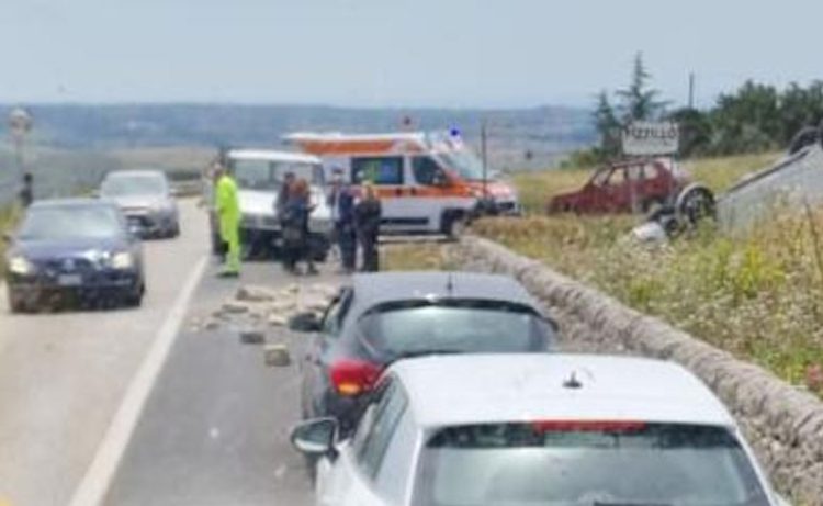 Incidente a Ragusa: auto vola e si ribalta su un terreno