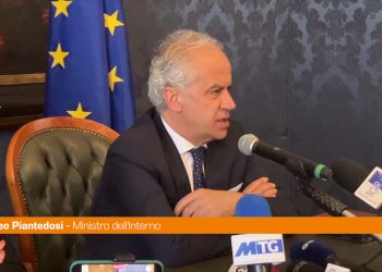 Migranti, Piantedosi “Al lavoro per decongestionamento di Lampedusa”