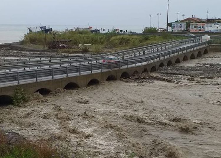 Forte maltempo nel messinese, esondano torrenti: allagamenti e frane
