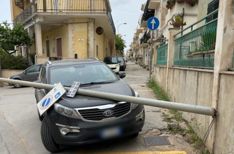Maltempo Scicli: alberi caduti, pali divelti e tabelloni pericolanti FOTO