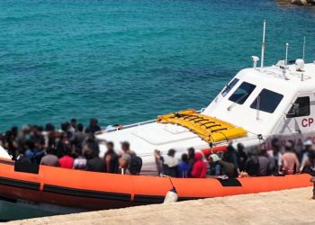 Migranti, 6 sbarchi nella notte a Lampedusa: 288 migranti
