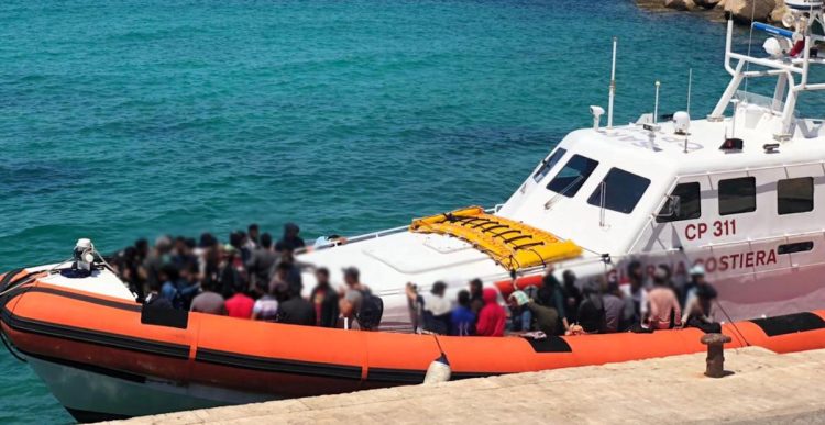 Migranti, 6 sbarchi nella notte a Lampedusa: 288 migranti