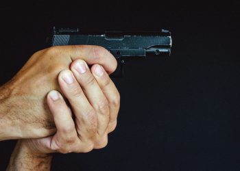 Scoglitti, tunisino tenta di sparare a un connazionale per rapinarlo