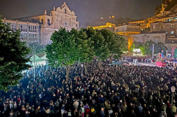 Un fiume di persone per la Madonna delle Milizie a Scicli