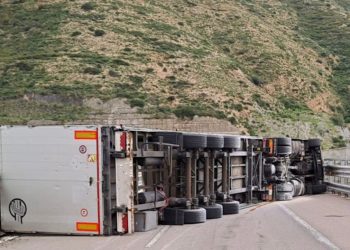 Forte vento, tir si ribalta sulla Palermo-Messina