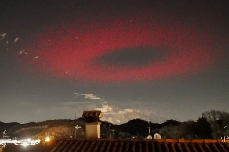 Spiritelli rossi e fantasmi verdi nell'atmosfera terrestre durante le tempeste