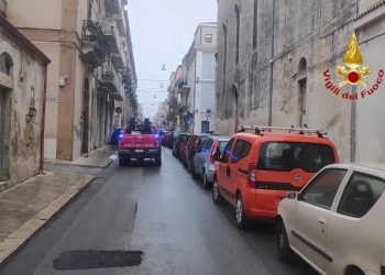 Ragusa, palo della luce cade su auto: automobilista rischia di restare folgorato