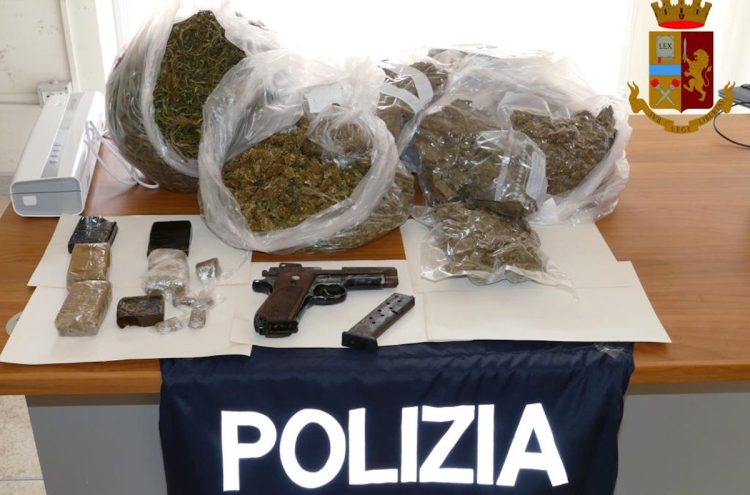 Vittoria, sequestrati oltre 3 kg di droga e una pistola