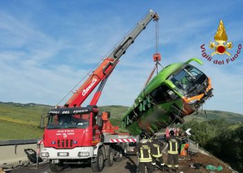 Pullman si ribalta sulla A16, un morto e 14 feriti