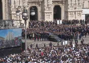 L’ultimo saluto a Berlusconi tra applausi e commozione