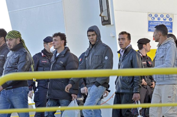 Due gruppi di migranti a rischio nel Mediterraneo centrale