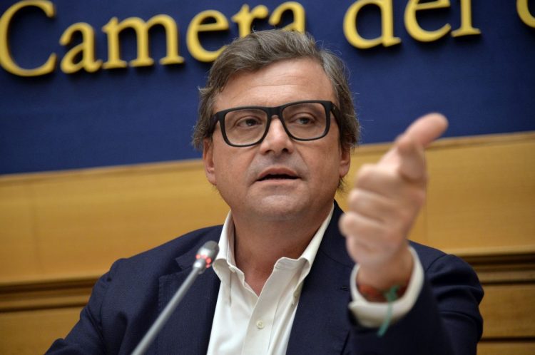 Calenda “Il salario minimo può riunire le opposizioni”