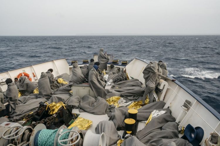 400 migranti in difficoltà, altri 25 a rischio annegamento