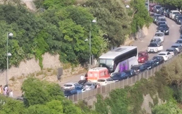 Ragusa, ambulanza imbottigliata in un ingorgo alla circonvallazione