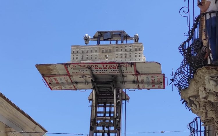 Consegnato il plastico in gesso del Palazzo di Governo