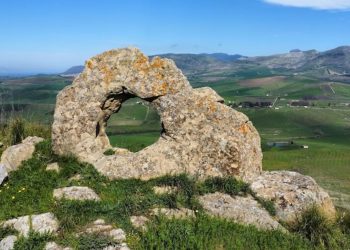 Palermo, conferenza: Le pietre perforate di Arcivocalotto e gli indicatori solstiziali in Sicilia