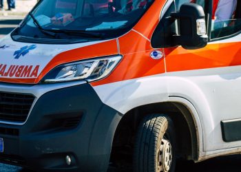 Spara alla vicina di casa col fucile da sub, ferita gravemente