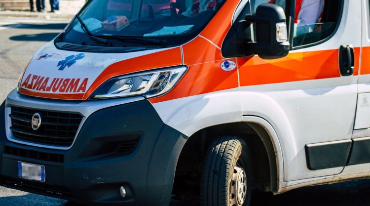 Spara alla vicina di casa col fucile da sub, ferita gravemente