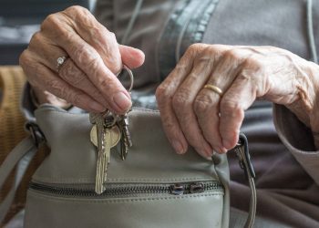 Rimprovera due 12enni, anziana aggredita: ha il femore rotto