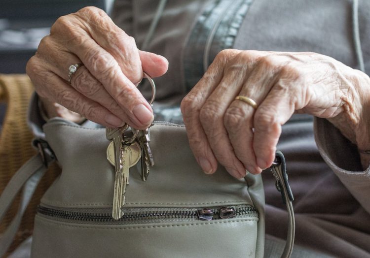 Rimprovera due 12enni, anziana aggredita: ha il femore rotto