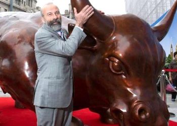 Una targa a Wall Street ricorda lo scultore di Vittoria Arturo Di Modica: autore del Charging Bull