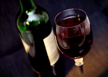 Bere vino fa ingrassare? Quante calorie contiene il vino?